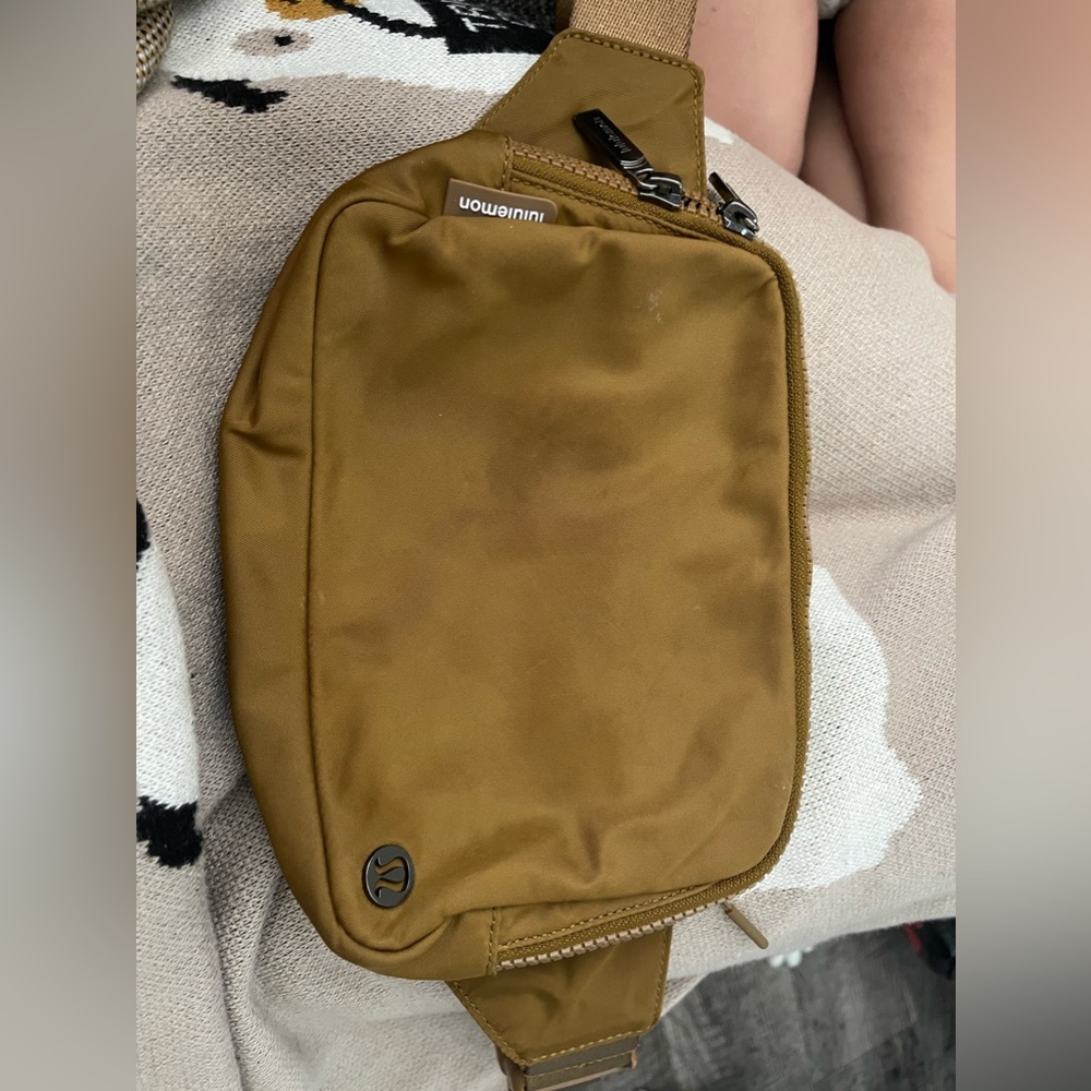 Lululemon 2L belt bag